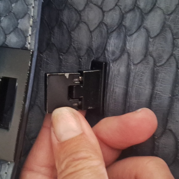 Ling Wu Cross Shoulder Tote - Picture 4 of 8